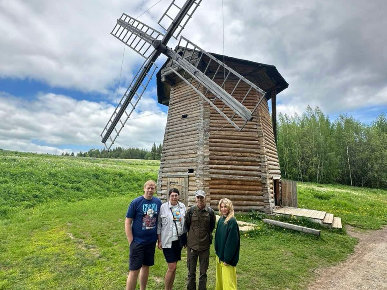 Группа туристов у мельницы