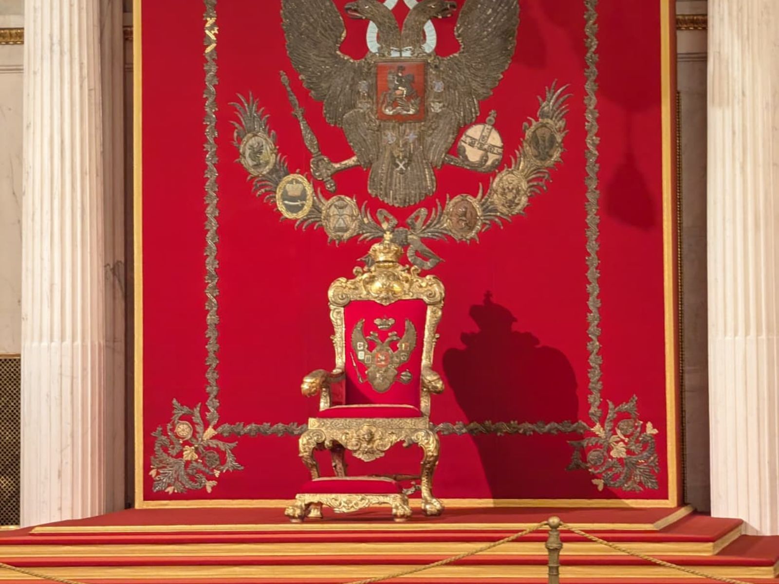 Трон в Георгиевском зале