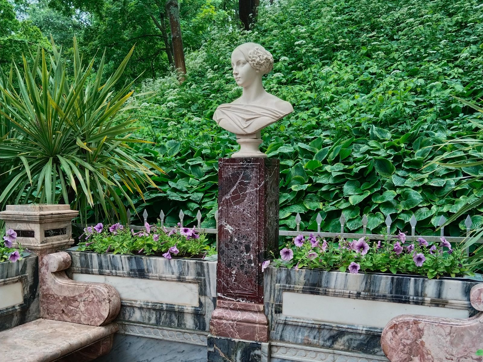 Памятник Александре Николаевне