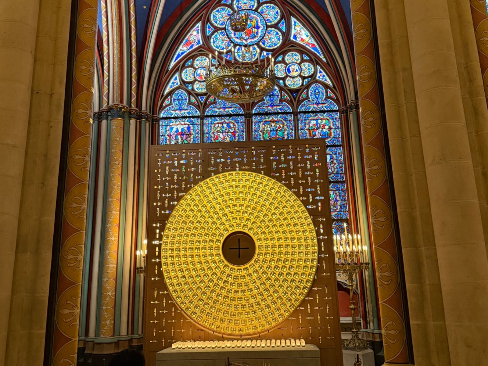 В этом месте в соборе находится Терновый венок