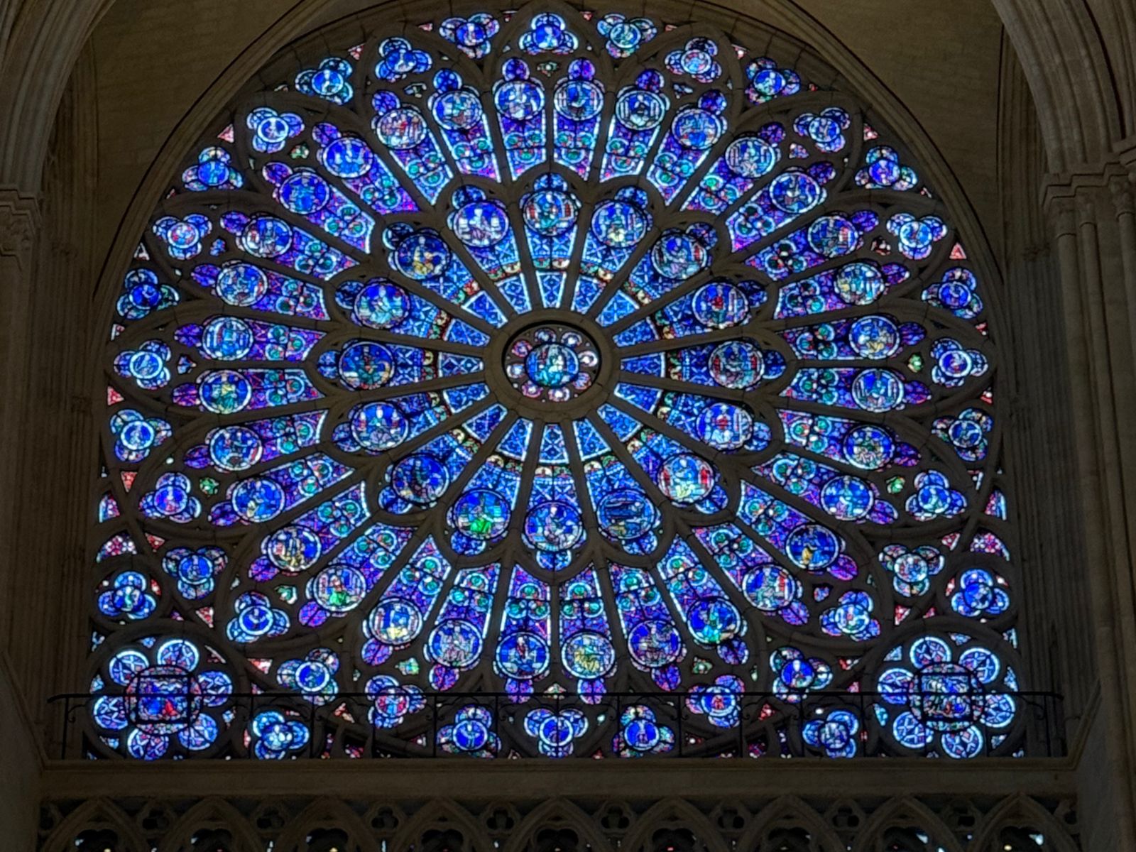 Знаменитые витражи в Нотр-Дам