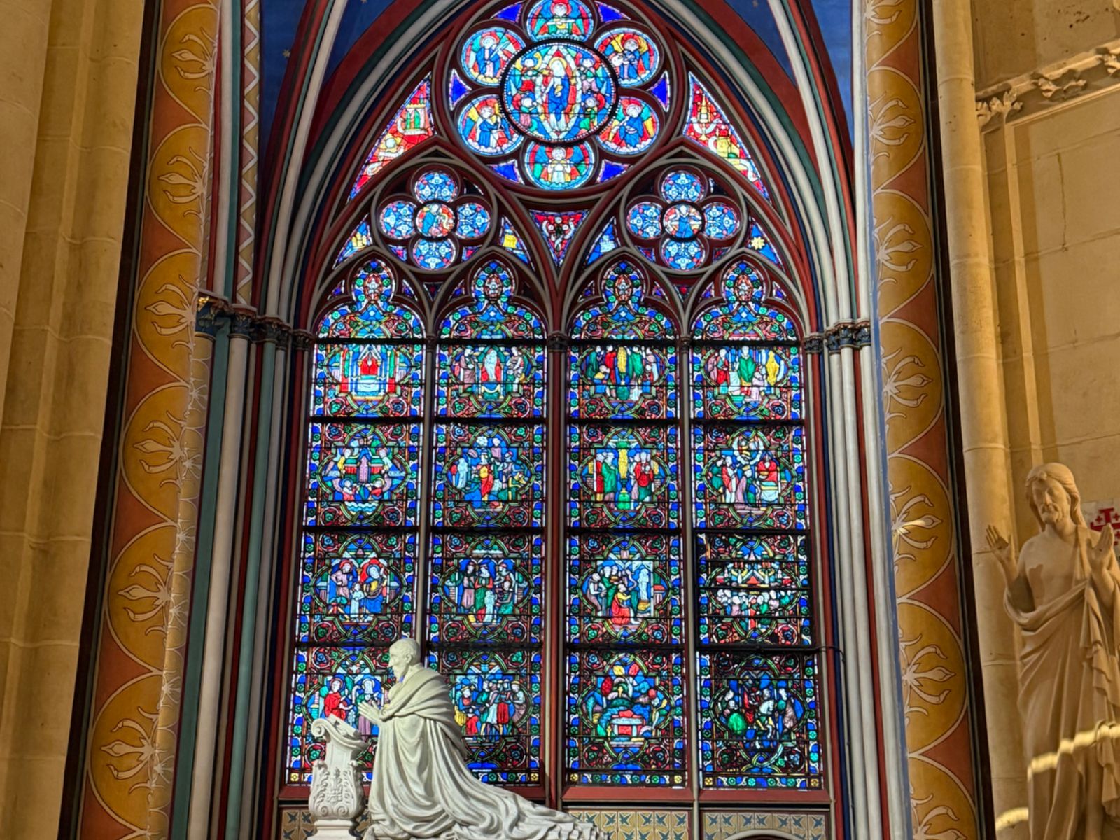 Часовня с великолепными витражами