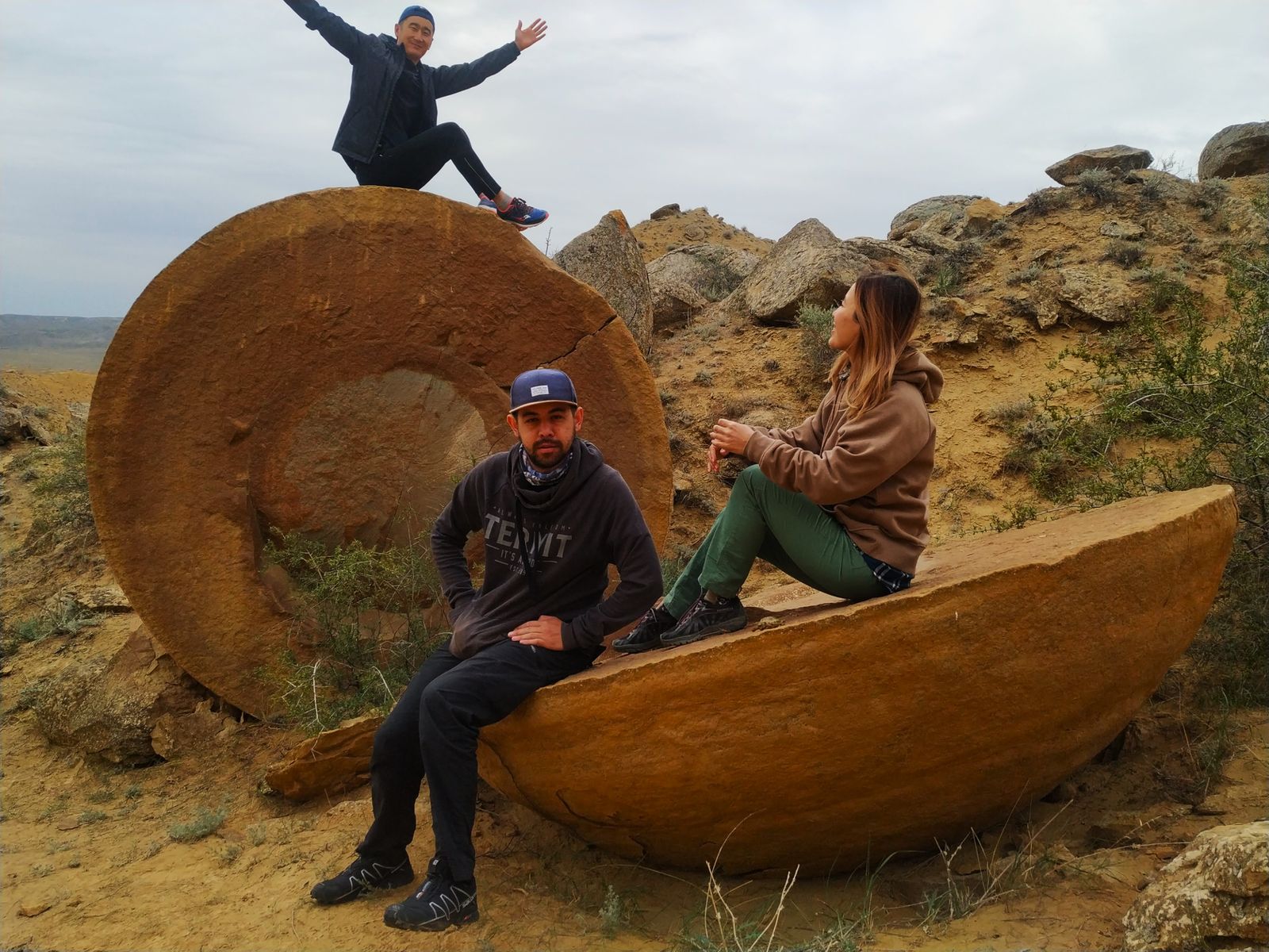 Расколотый круглый камень