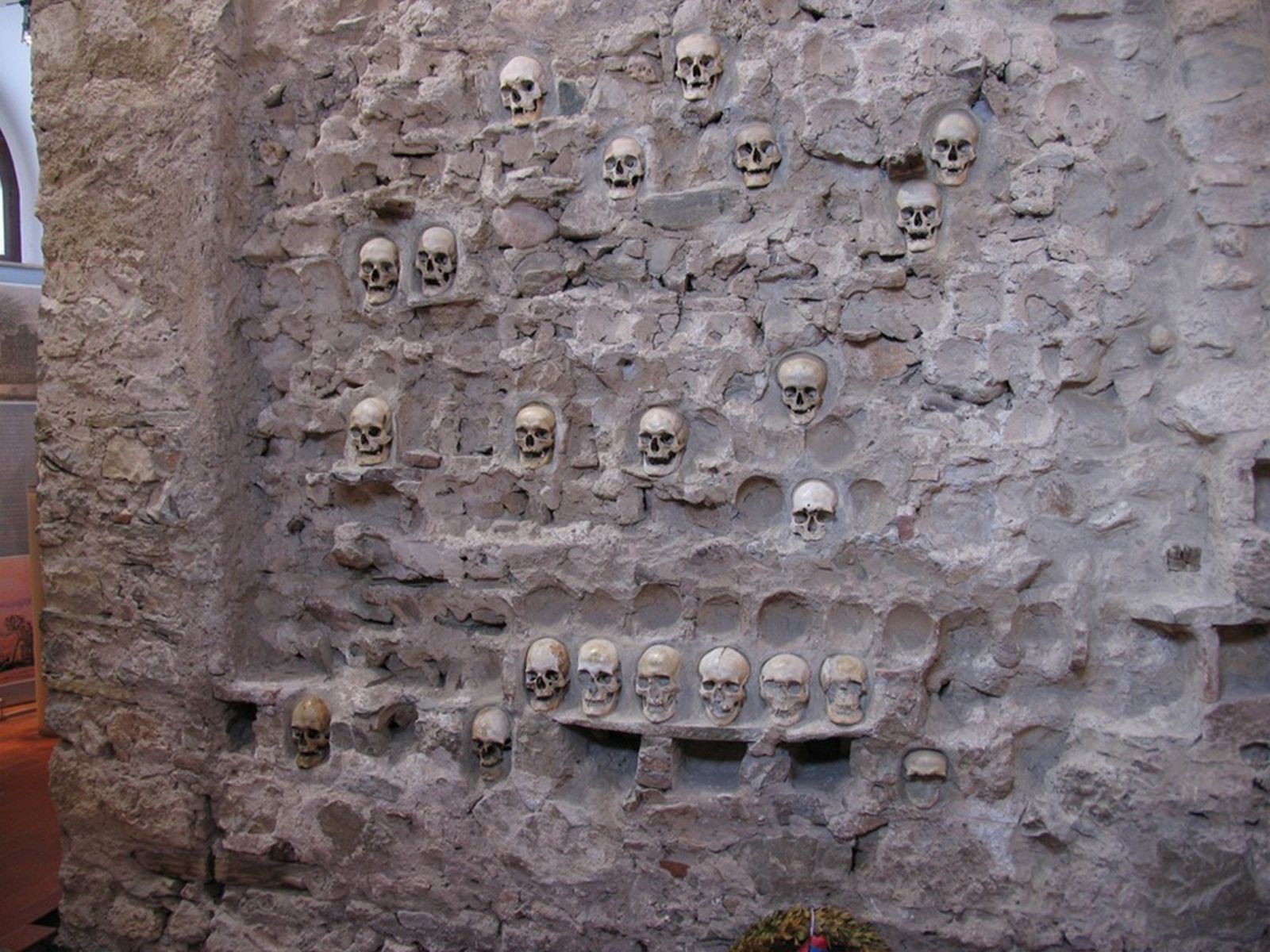 Стена с черепами