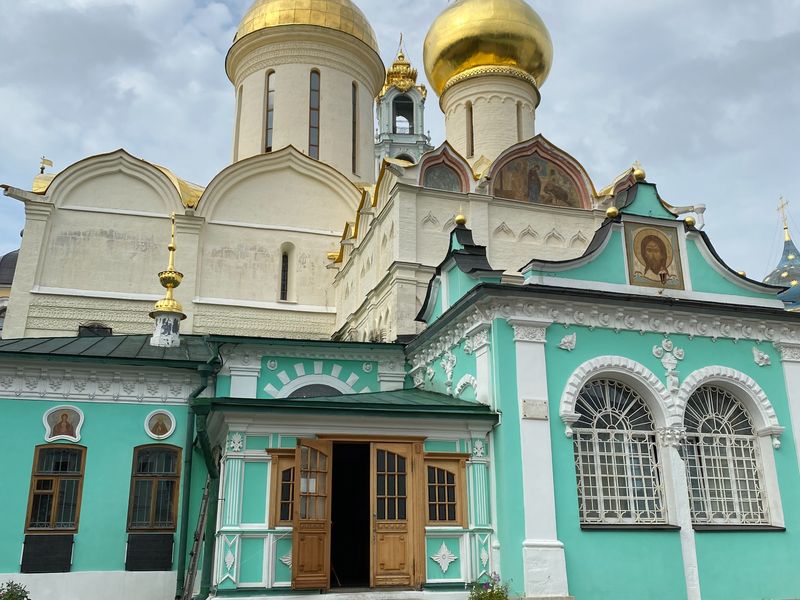 Обзорная экскурсия по Свято-Троицкой Сергиевой Лавре - групповая экскурсия в Сергиевом Посаде пешком длительностью 1.5 часа с количеством участников до 20 человек цена экскурсии 1600₽