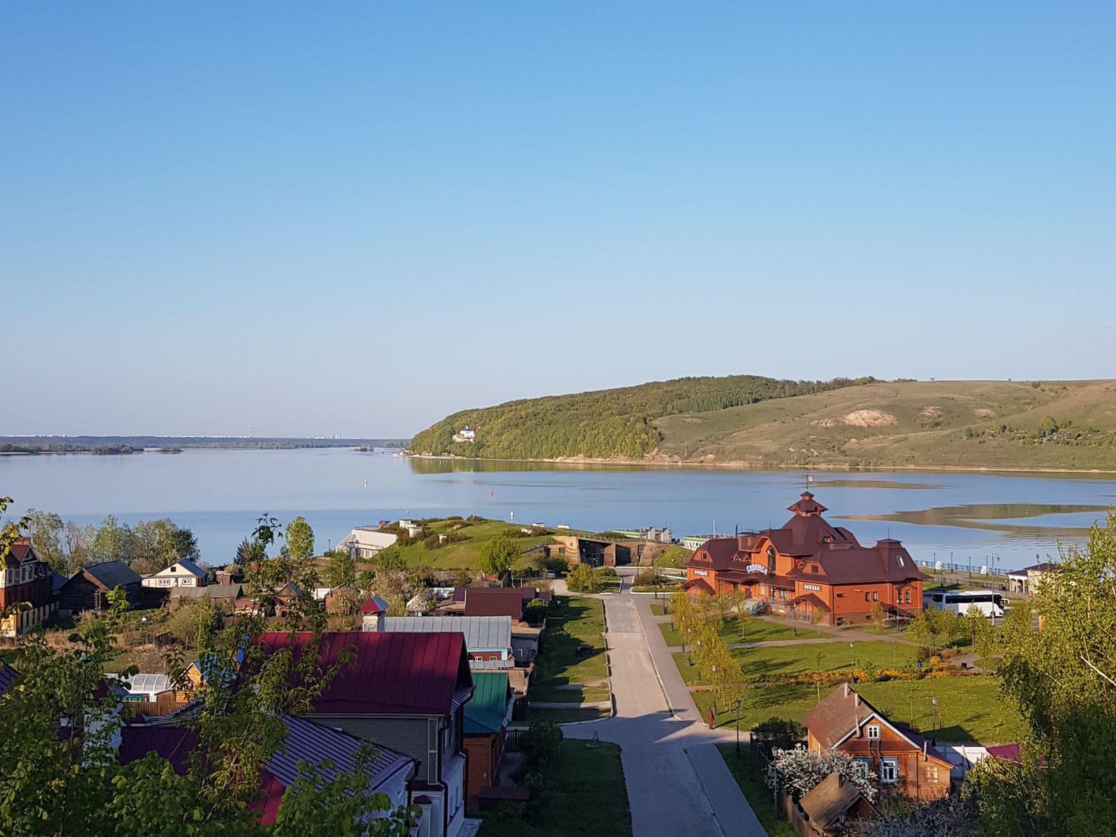 Вид на посад и место встречи Свияги и Волги