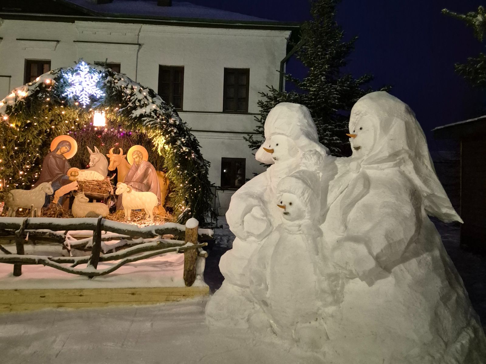 На территории Иоанно-Предтеченского монастыря зимой