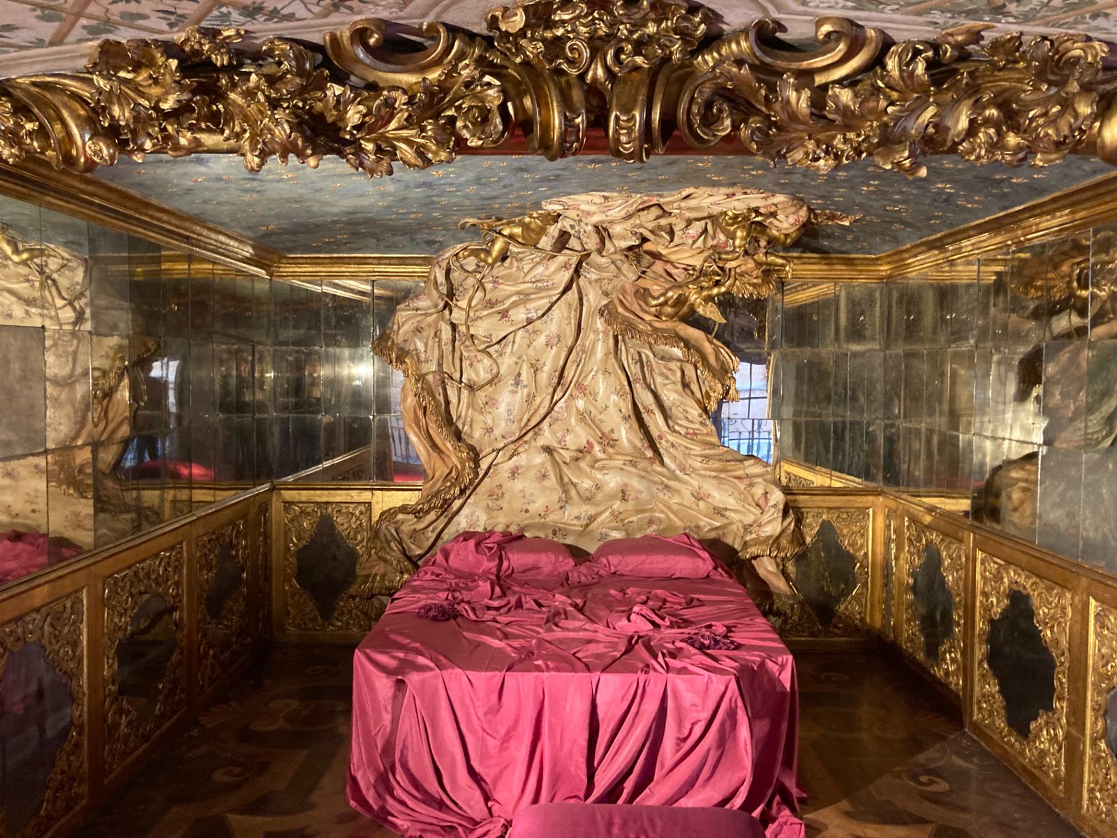 Альков мезонина Красного дворца