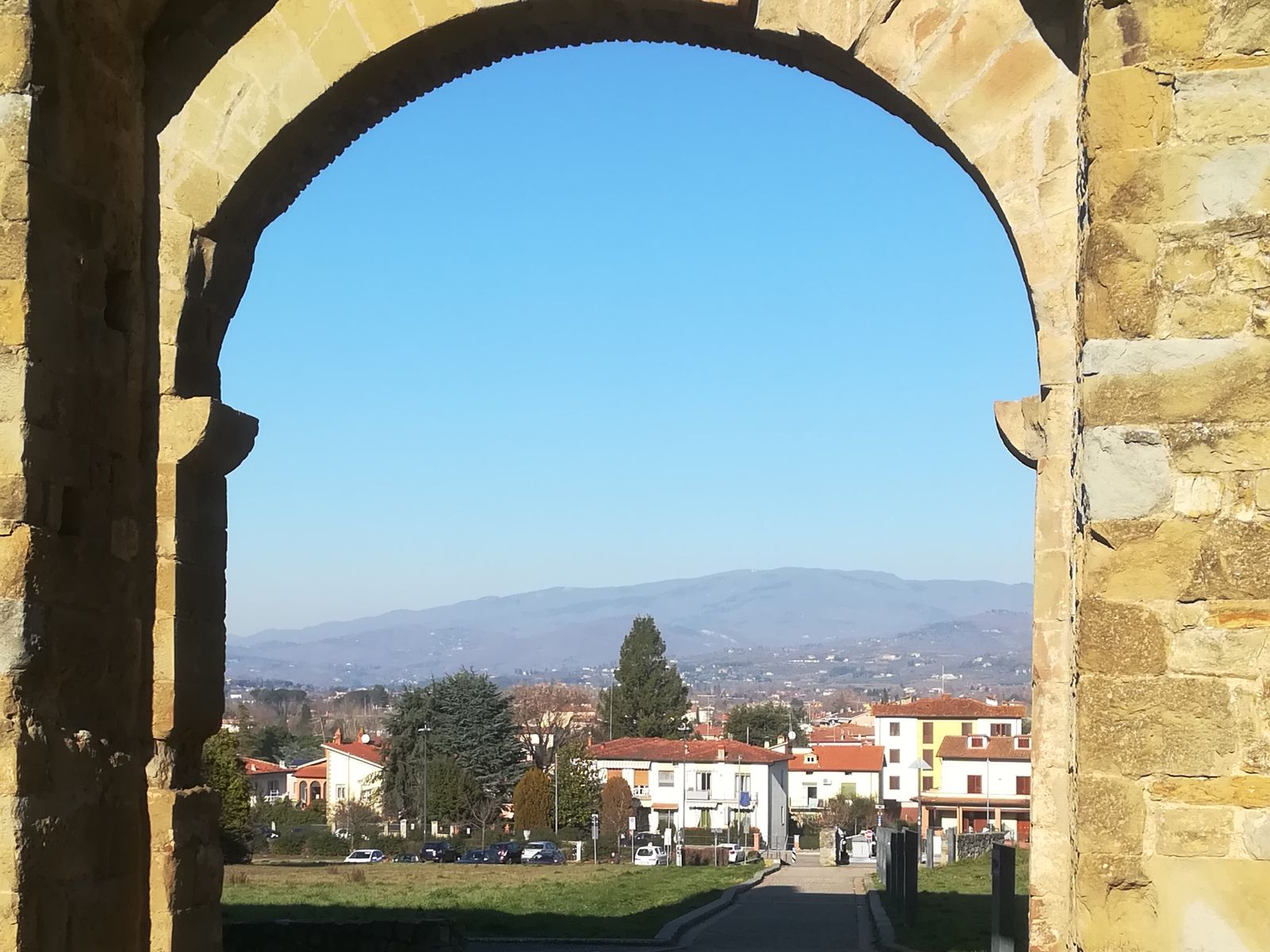 Ворота Стуфи в крепостной стене 14 века, вид на окрестности