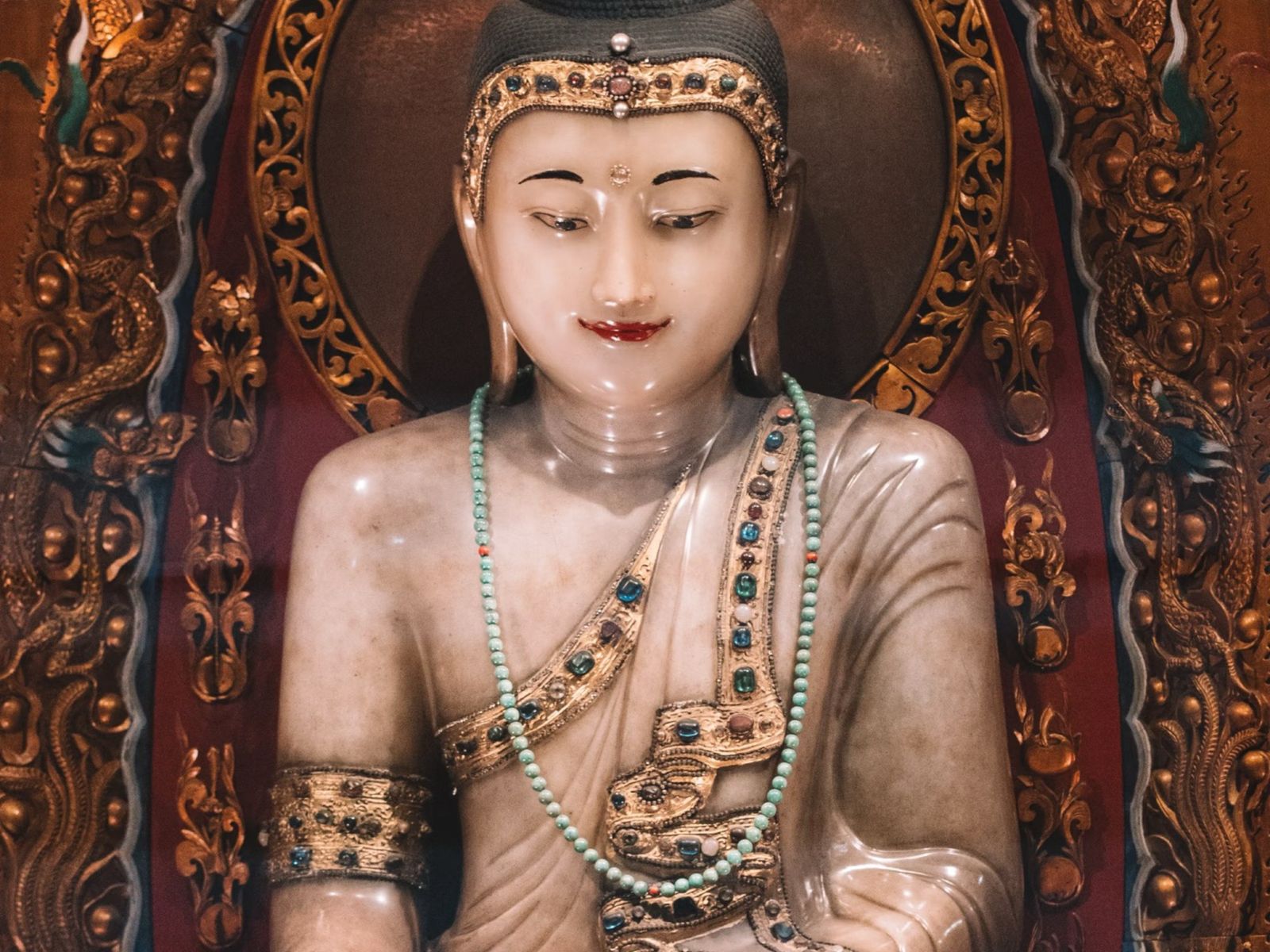 Сидящий нефритовый Будда  