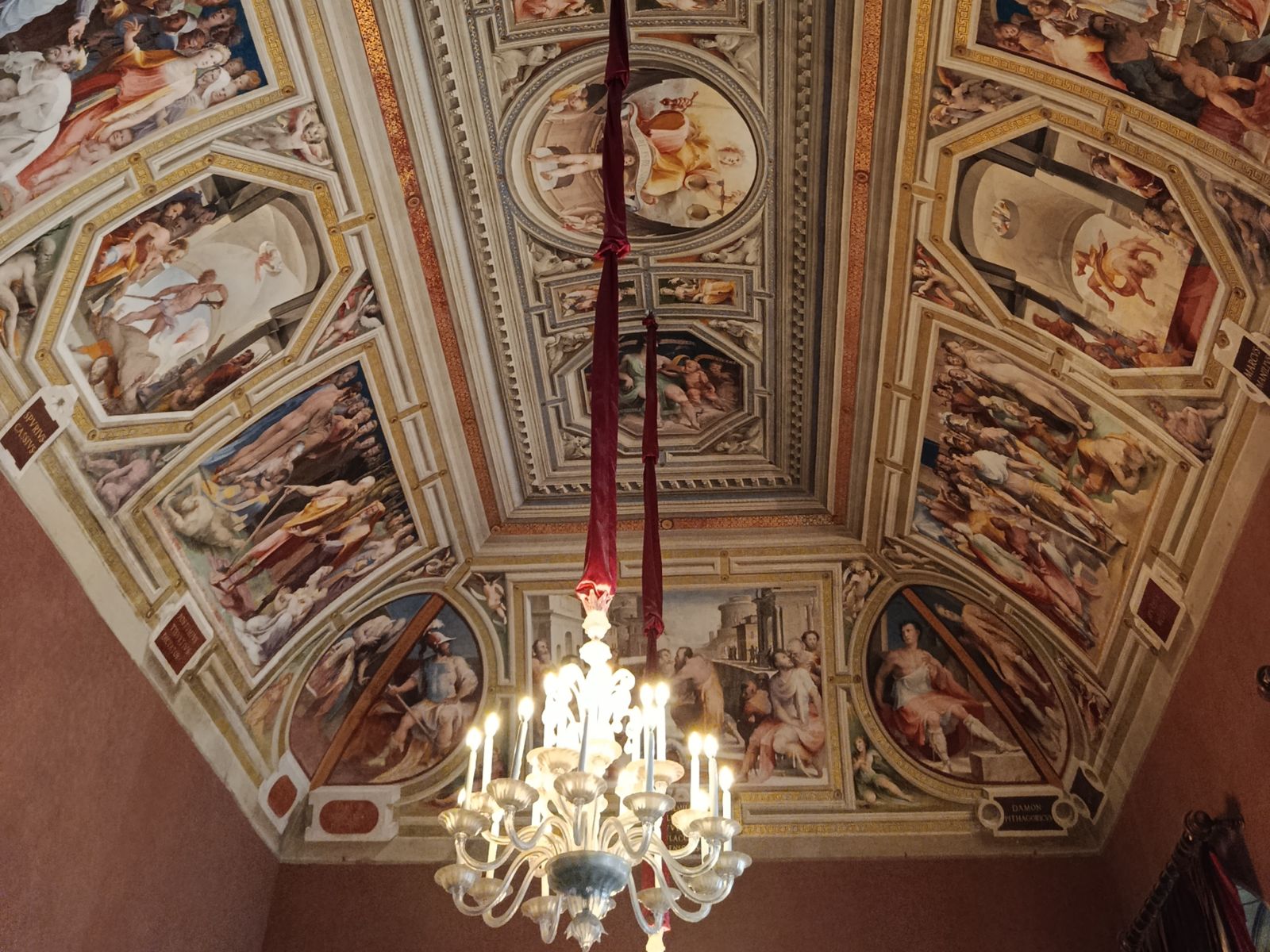 Расписной потолок в зале Консистория, фрески 16 века