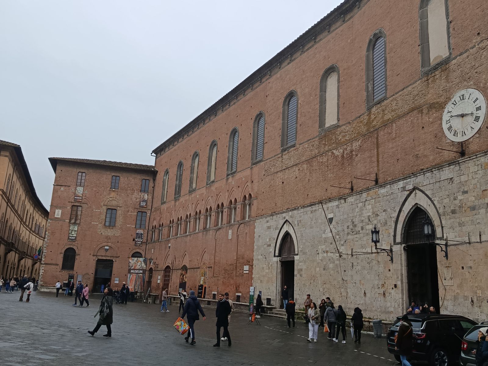 Старинный госпиталь Санта-Мария-делла-Скала