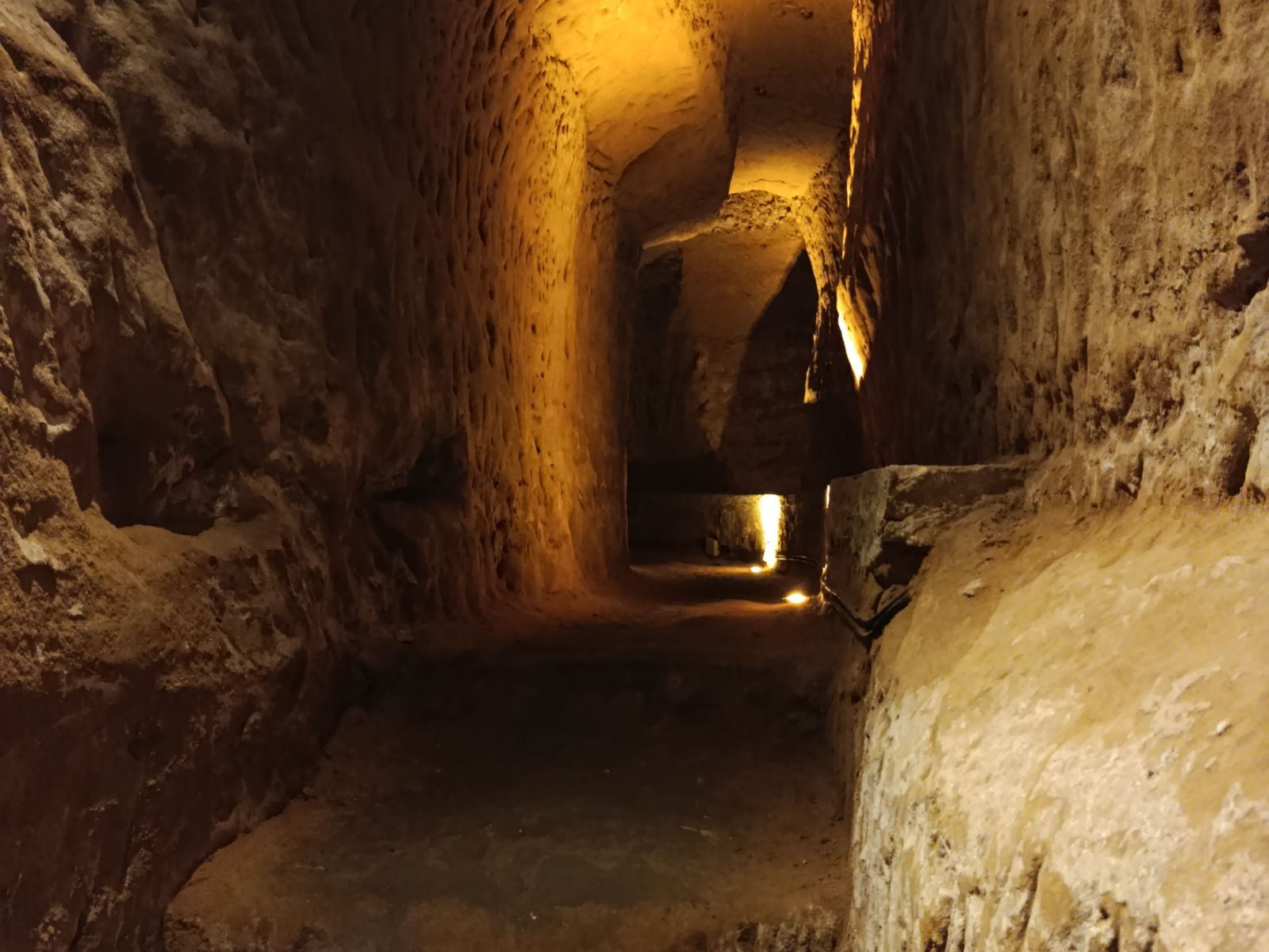 Подземные туннели в туфе в Санта-Мария-делла-Скала