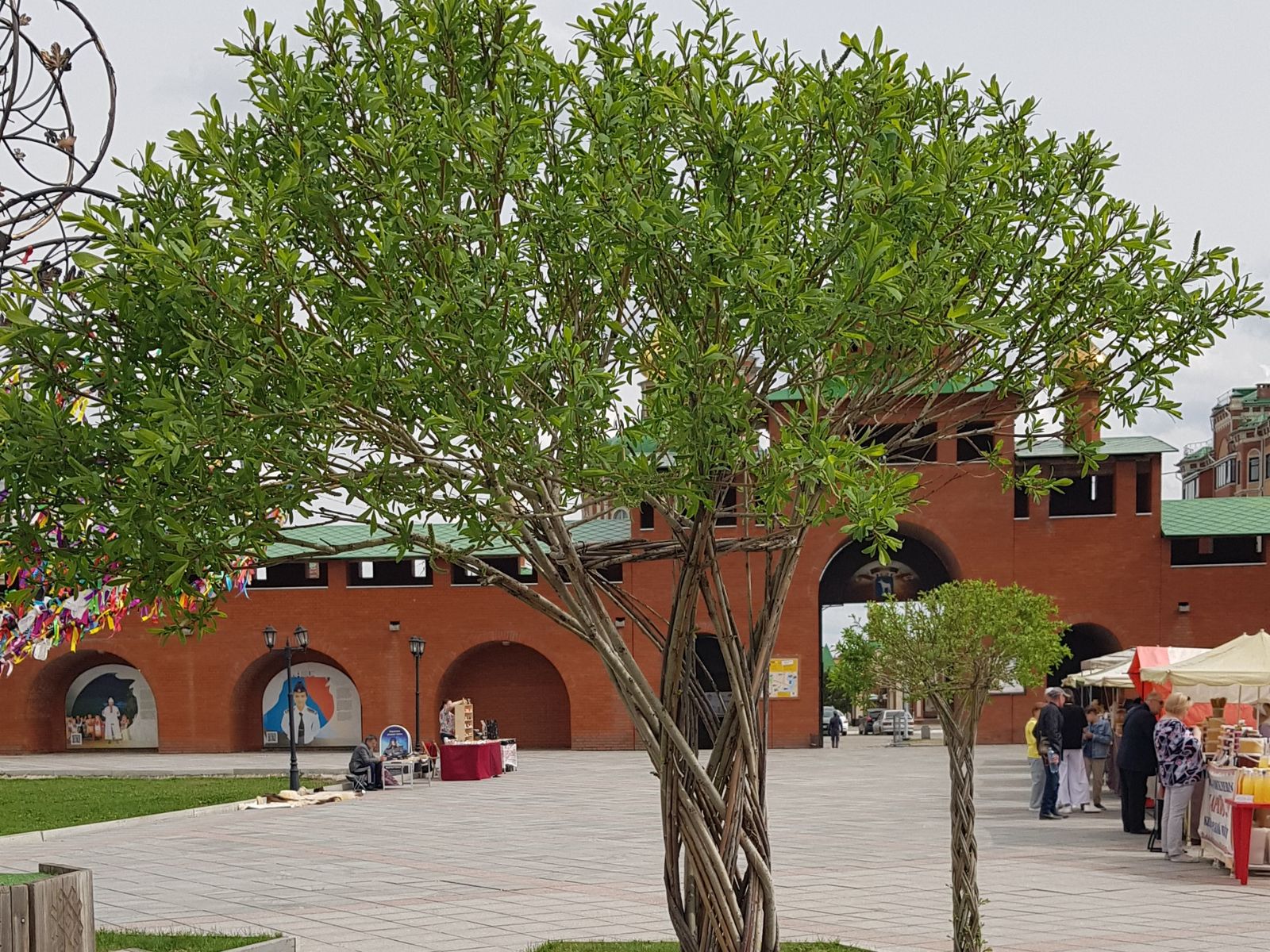 В кремле Йошкар-Олы. Здесь часты ярмарки и концерты