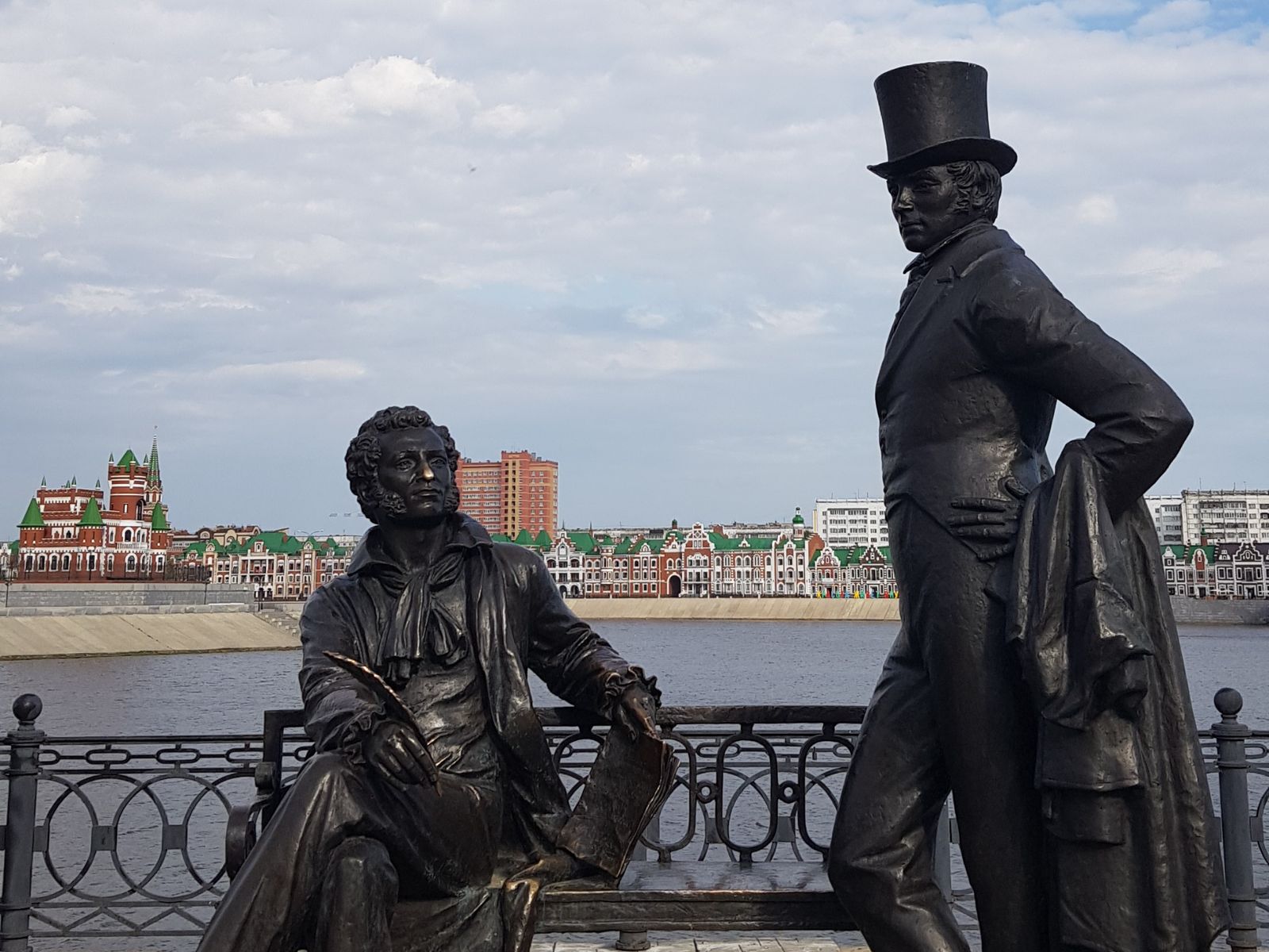 Набережная Амстердам. Памятник А.С. Пушкину и Евгению Онегину