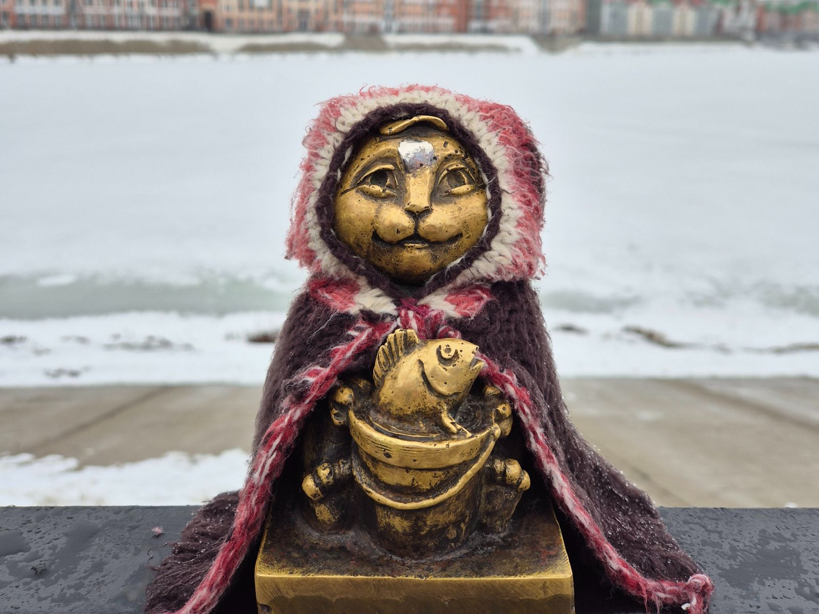 Маленький бронзовый котенок Барсик на набережной