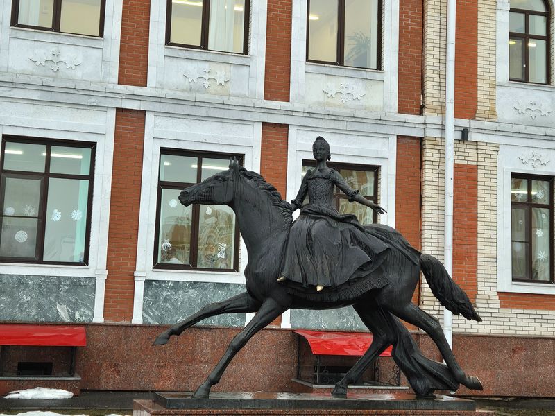 Памятник юной императрице Елизавете Петровне