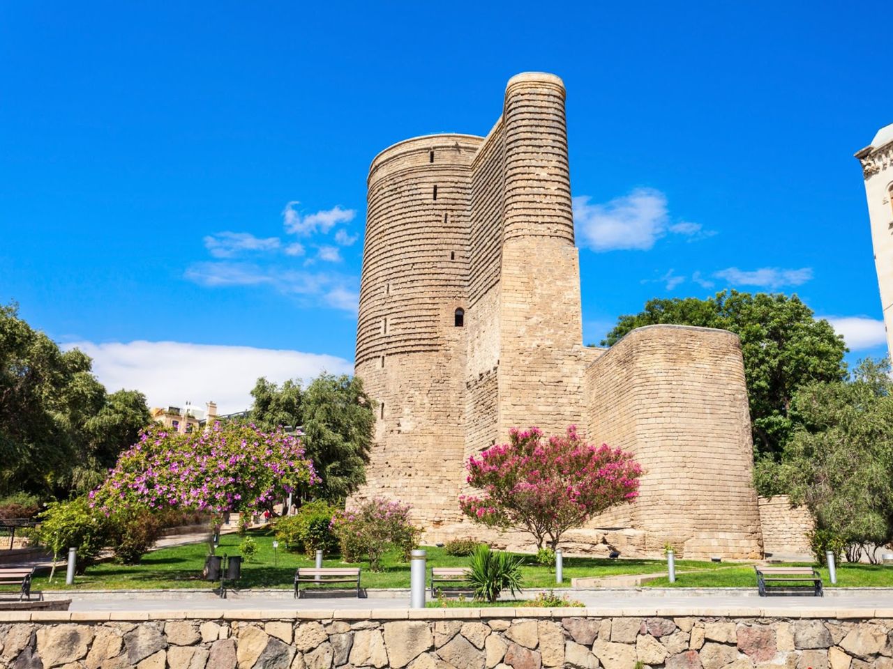 Прогулка сквозь века: групповая обзорная экскурсия в Ичери-Шехер - групповая экскурсия в Баку пешком длительностью 1.5 часа с количеством участников до 18 человек со скидкой 15% цена экскурсии 12.75€