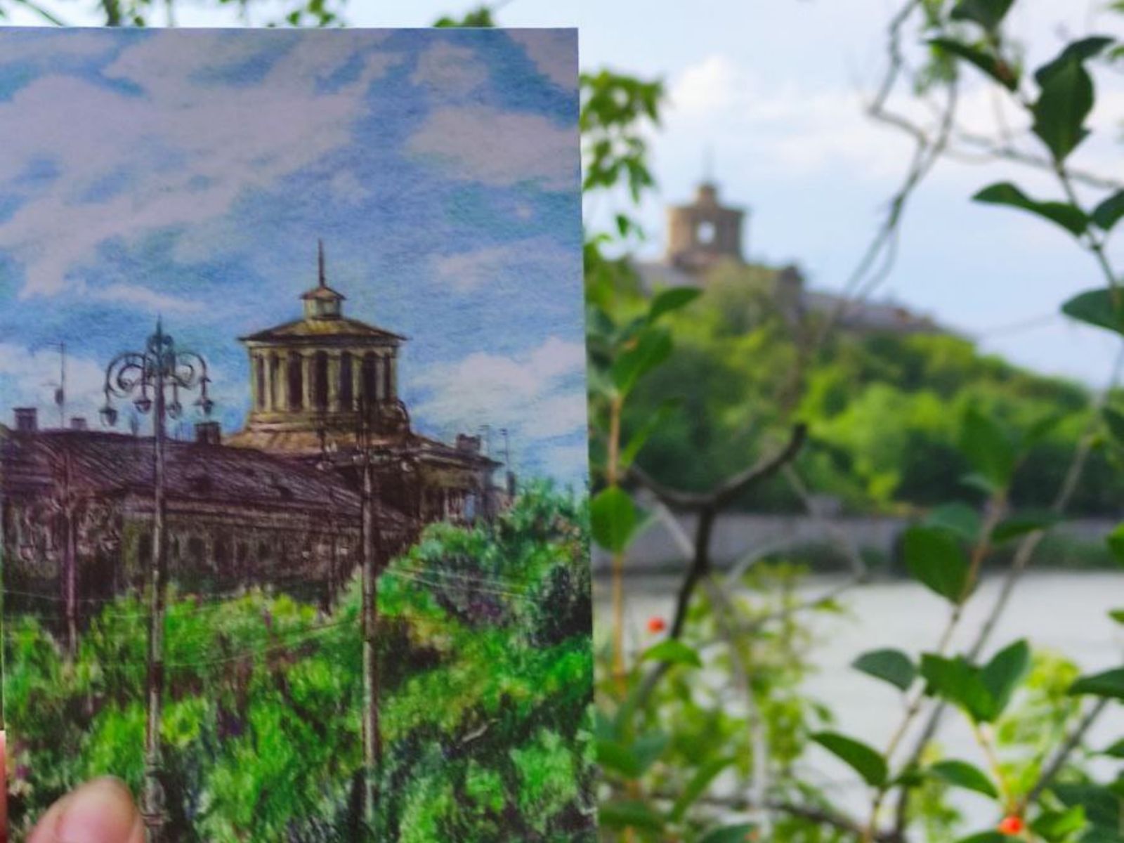 Познакомимся с основными монументами, памятниками. Заглянем в магазин сувениров и даже отправим открытку