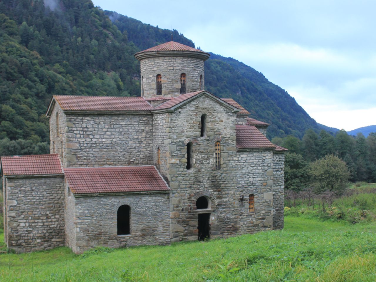 Групповая обзорная экскурсия из городов КавМинВод в Архыз - групповая экскурсия в Пятигорске на машине гида длительностью более 12 часов с количеством участников до 6 человек цена экскурсии 4700₽
