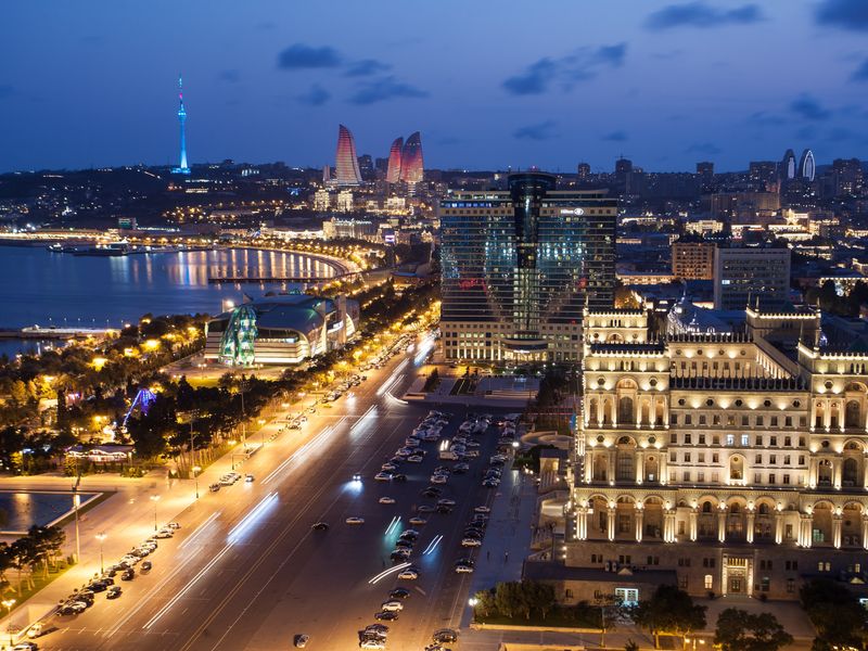 Групповая экскурсия по вечернему Баку: огни города и дух ночи - групповая экскурсия в Баку на автобусе длительностью 2 часа с количеством участников до 18 человек цена экскурсии 15€