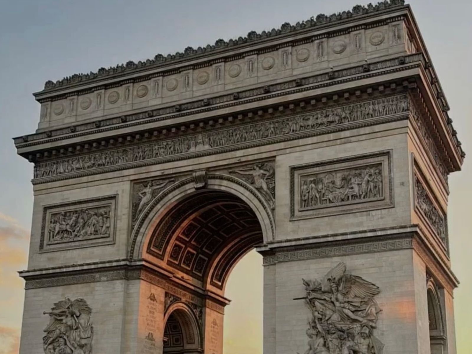 Знаменитая Большая Триумфальная арка