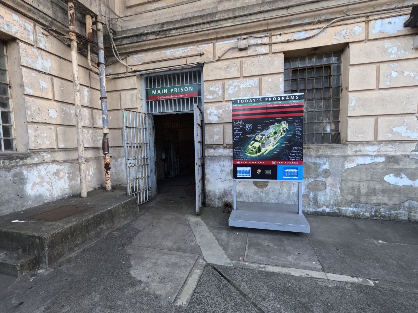 Вход в здание тюрьмы