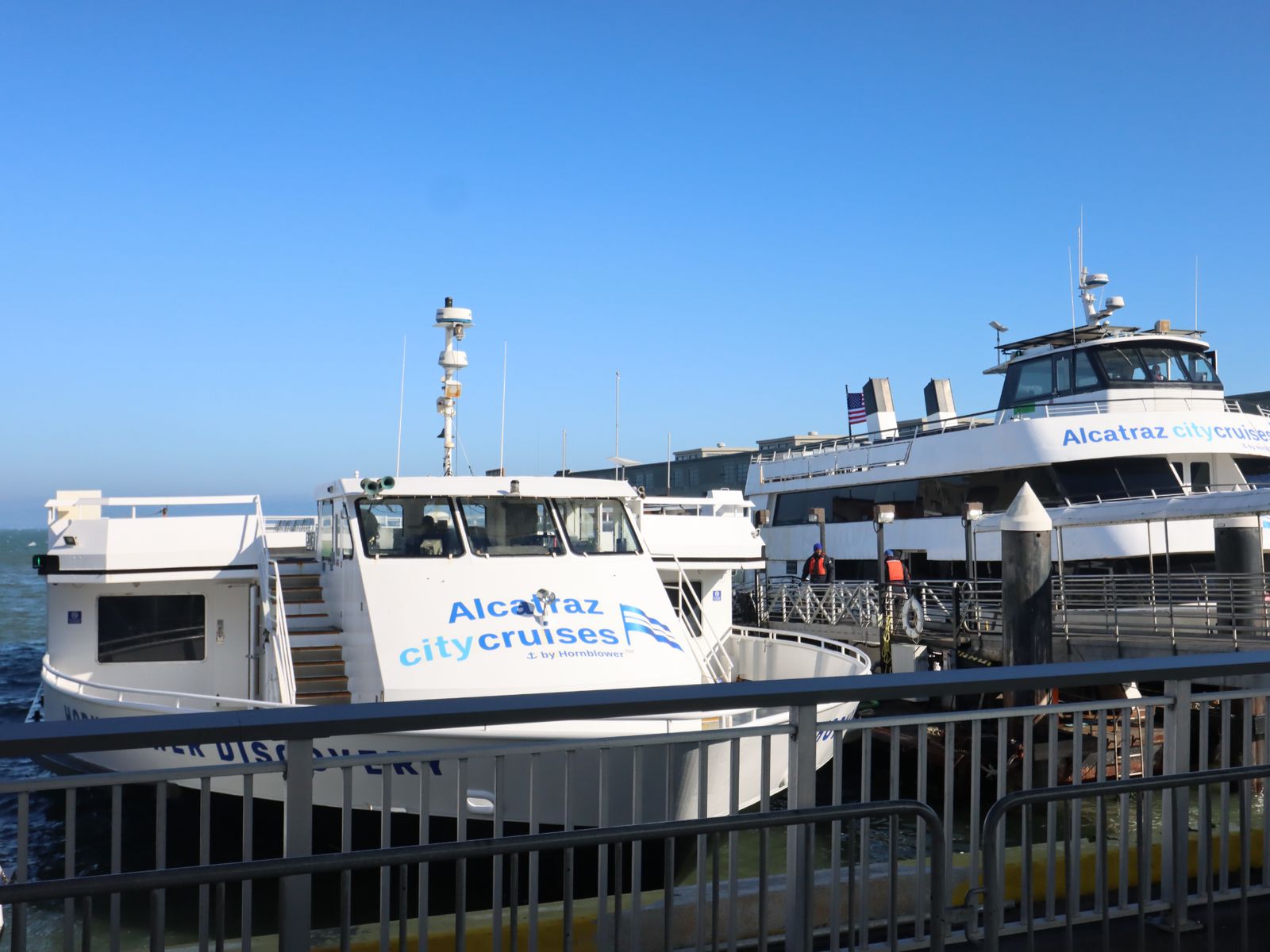 Паром и причал для отправления на остров