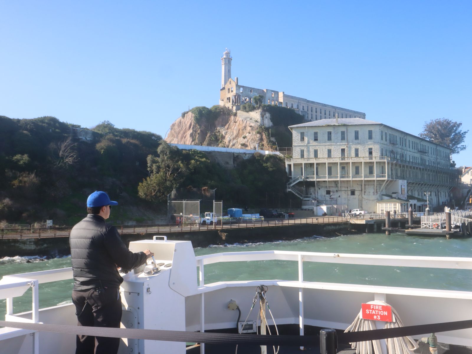 Вид на остров с парома вблизи