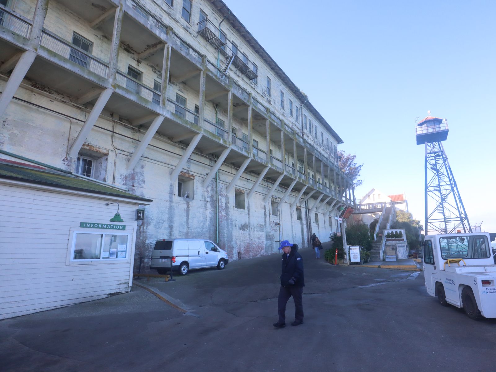 Дорога к тюремному блоку и другим строениям на острове