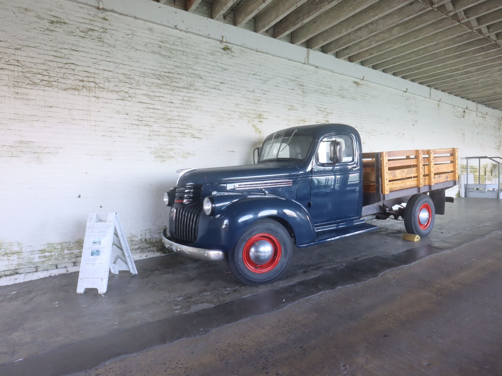 Автомобиль, на котором перевозили заключенных и различные грузы