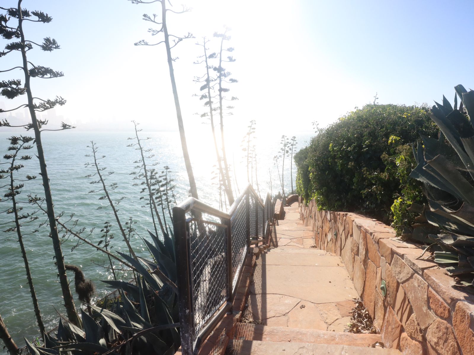 Вид с острова на залив, дороги на острове