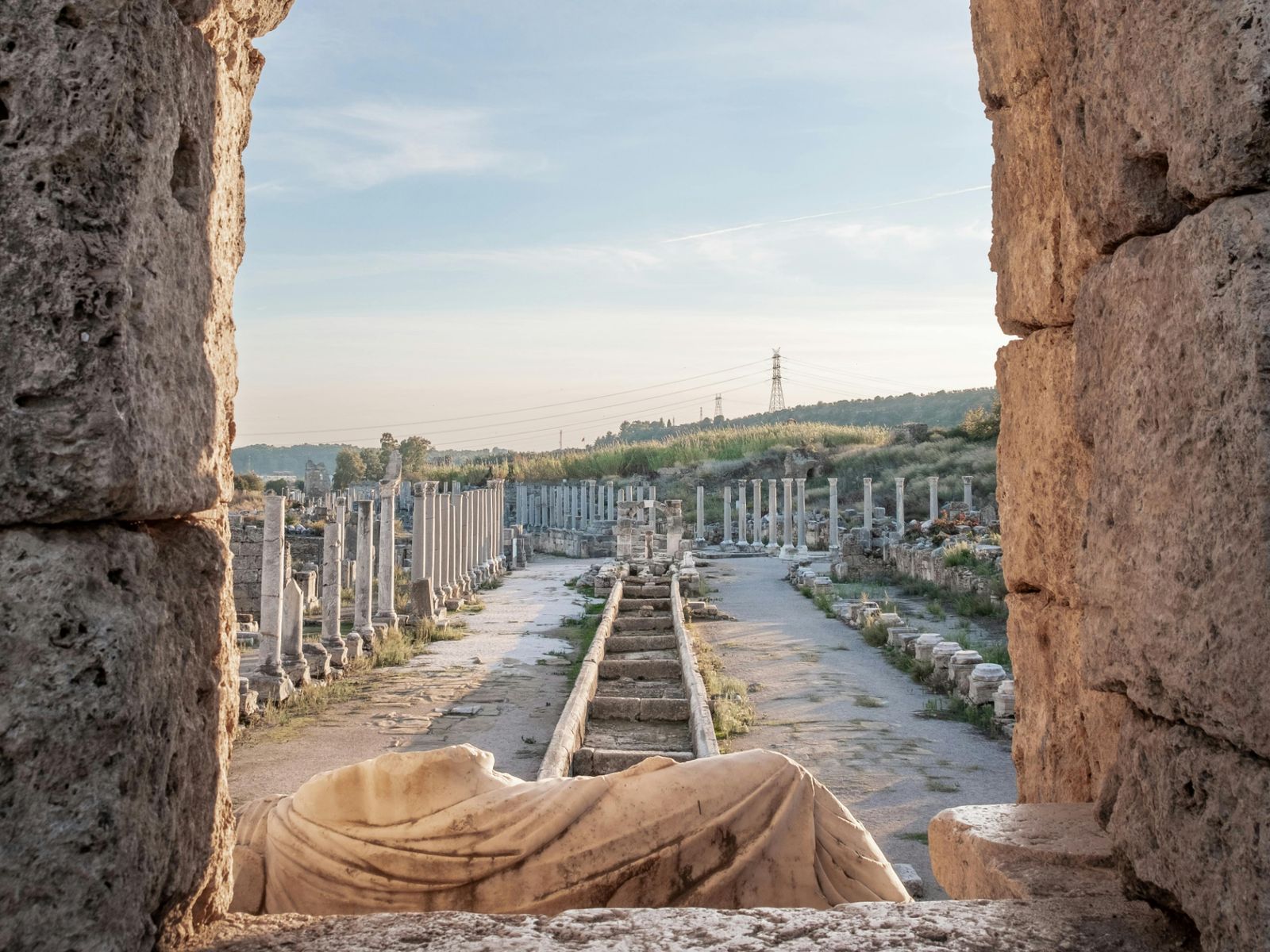 Античный город Перге. Лежащая статуя Кестроса — бога реки