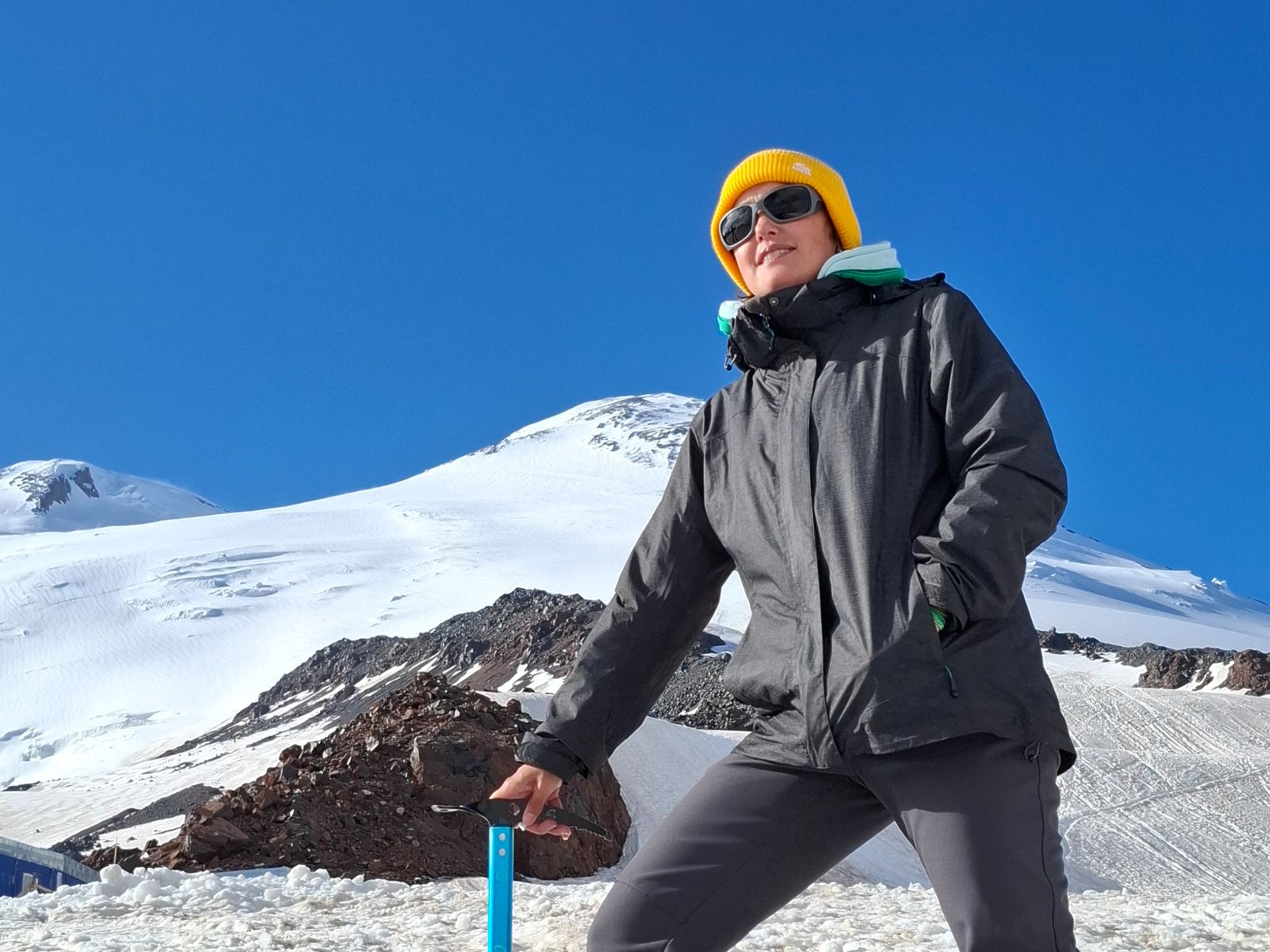 Высота 4100, на фоне Эльбруса