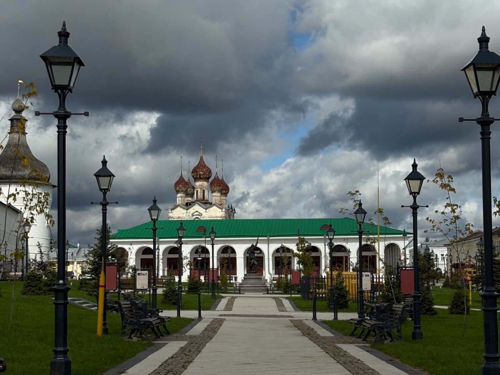 Советская площадь и гостиный двор