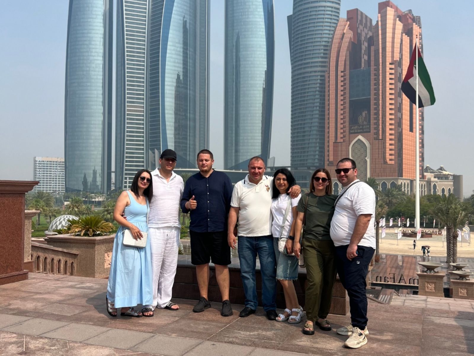 На фоне небоскребов