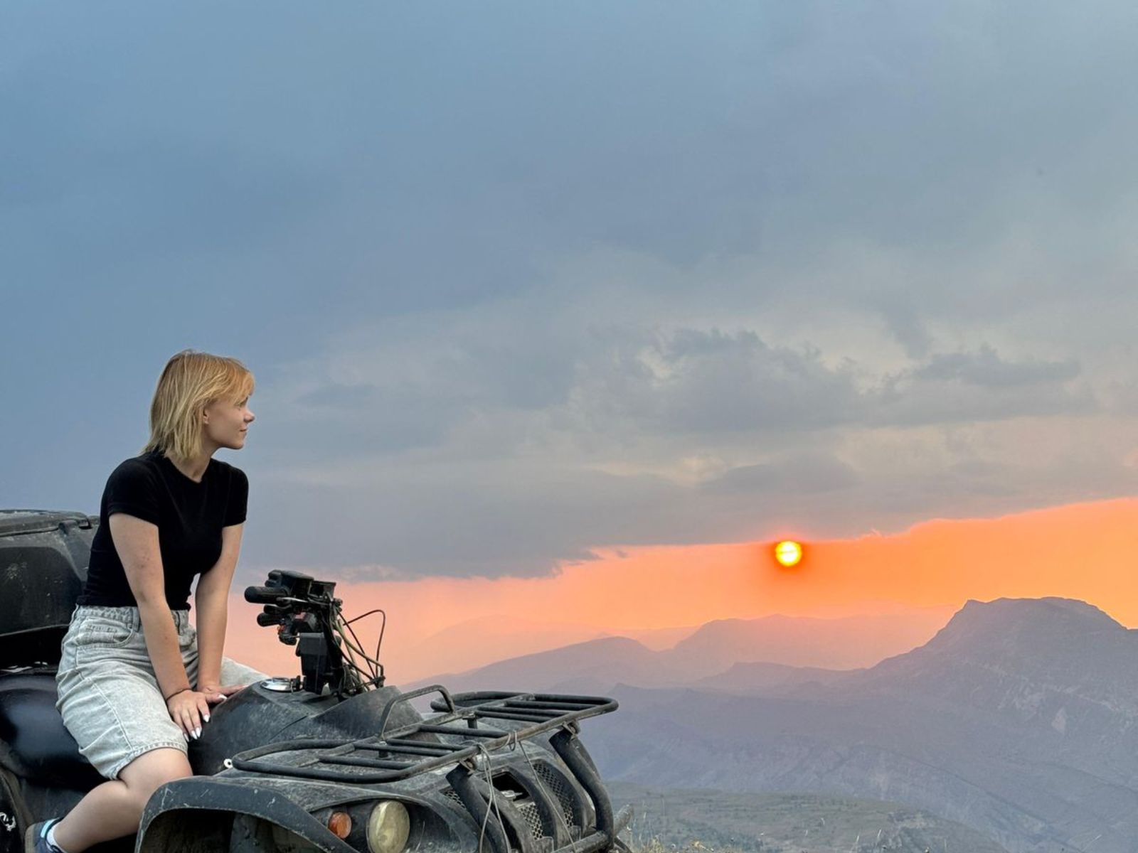 Встречаем закат на вершине гор