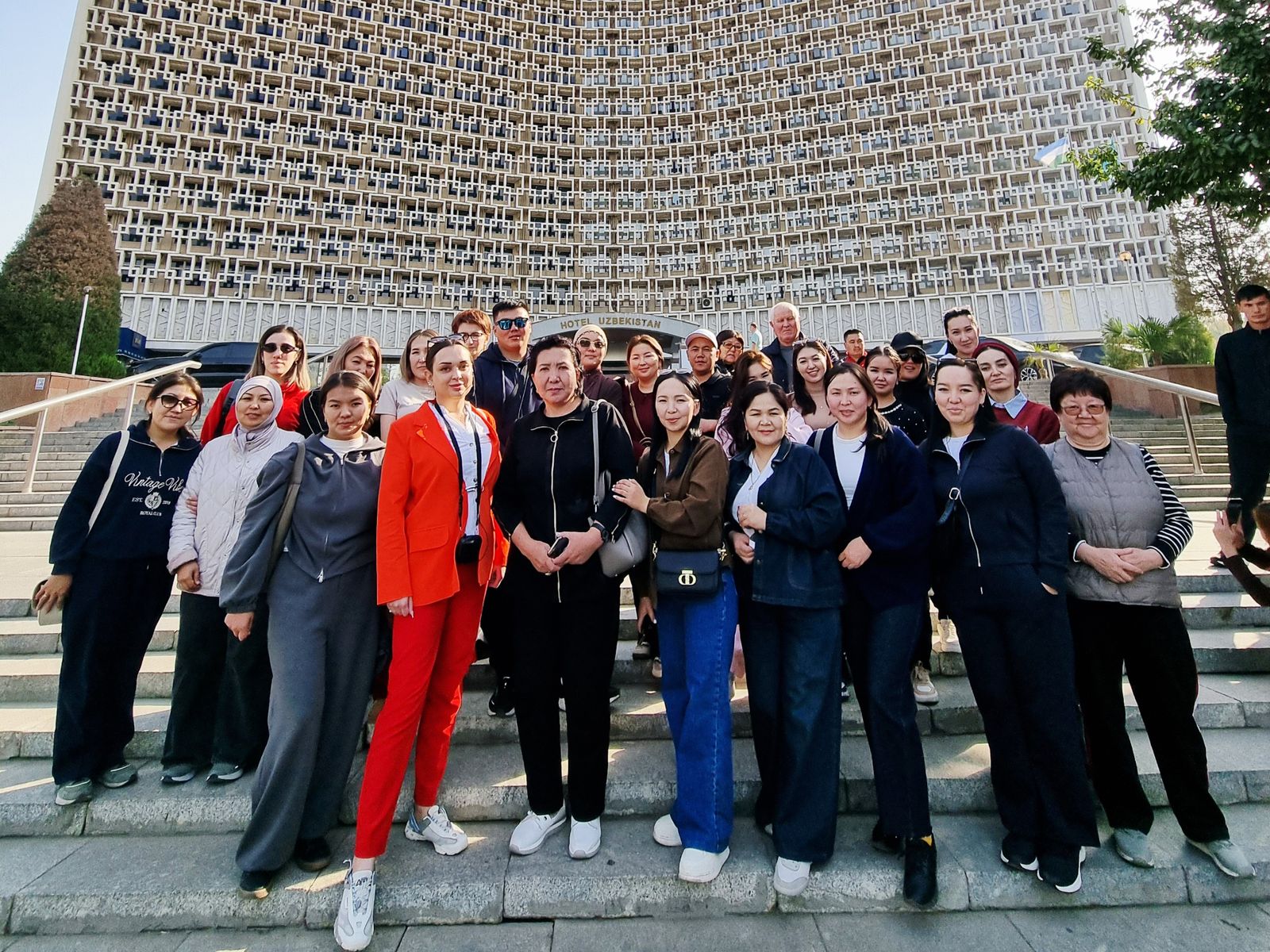 Гости столицы на фоне гостиницы Узбекистан