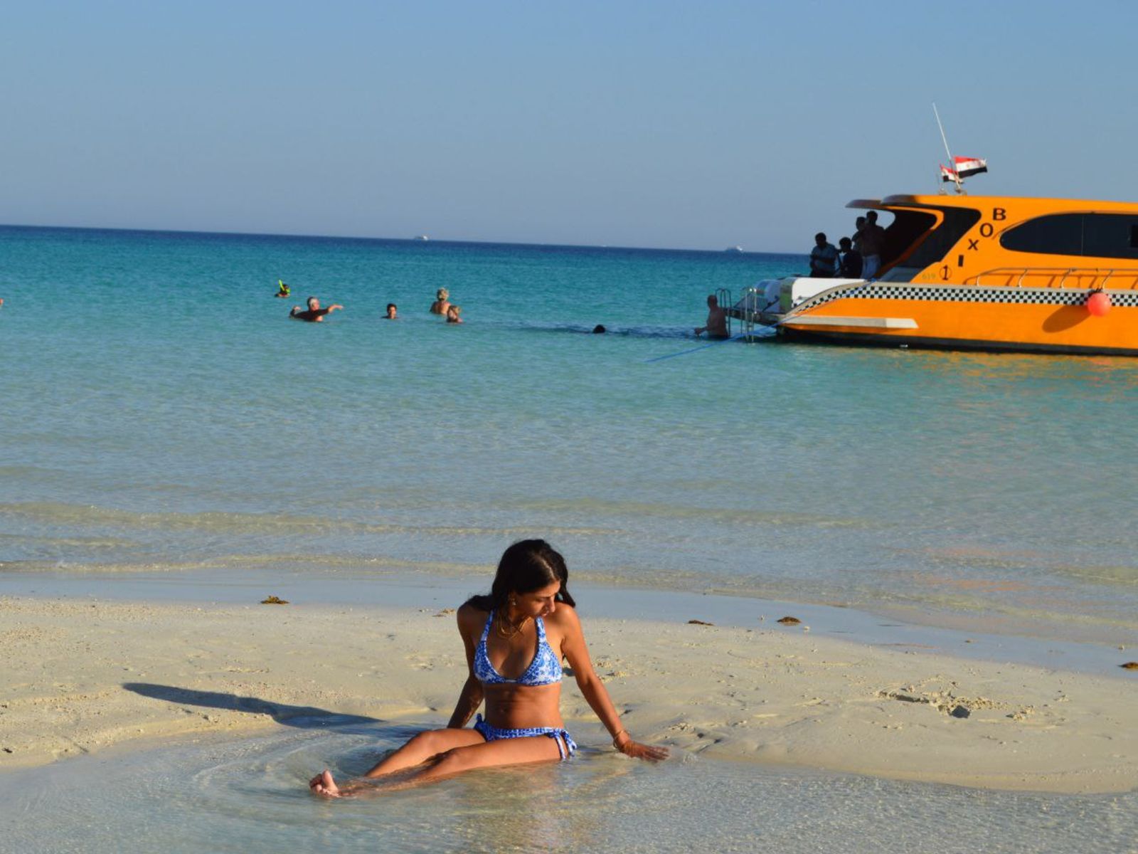 Побережье Белого острова Красного моря с пологим заходом в воду  