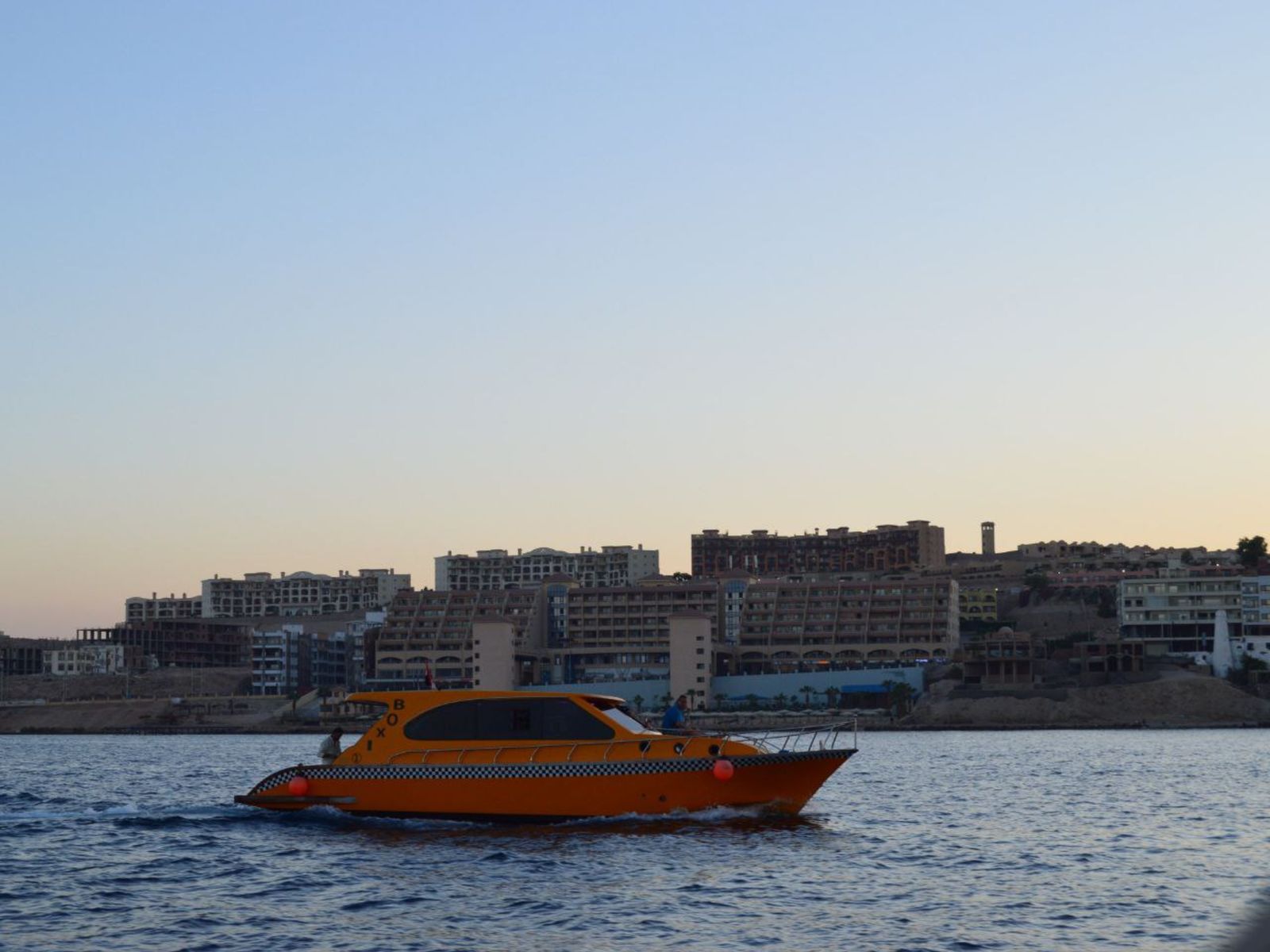 Морской катер следует вдоль побережья Хургады в вечернее время 