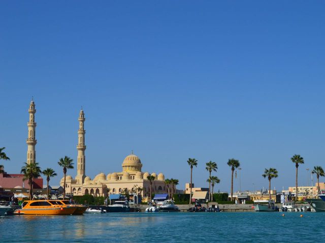 Белый остров и вечерняя Хургада: групповая экскурсия с гидом