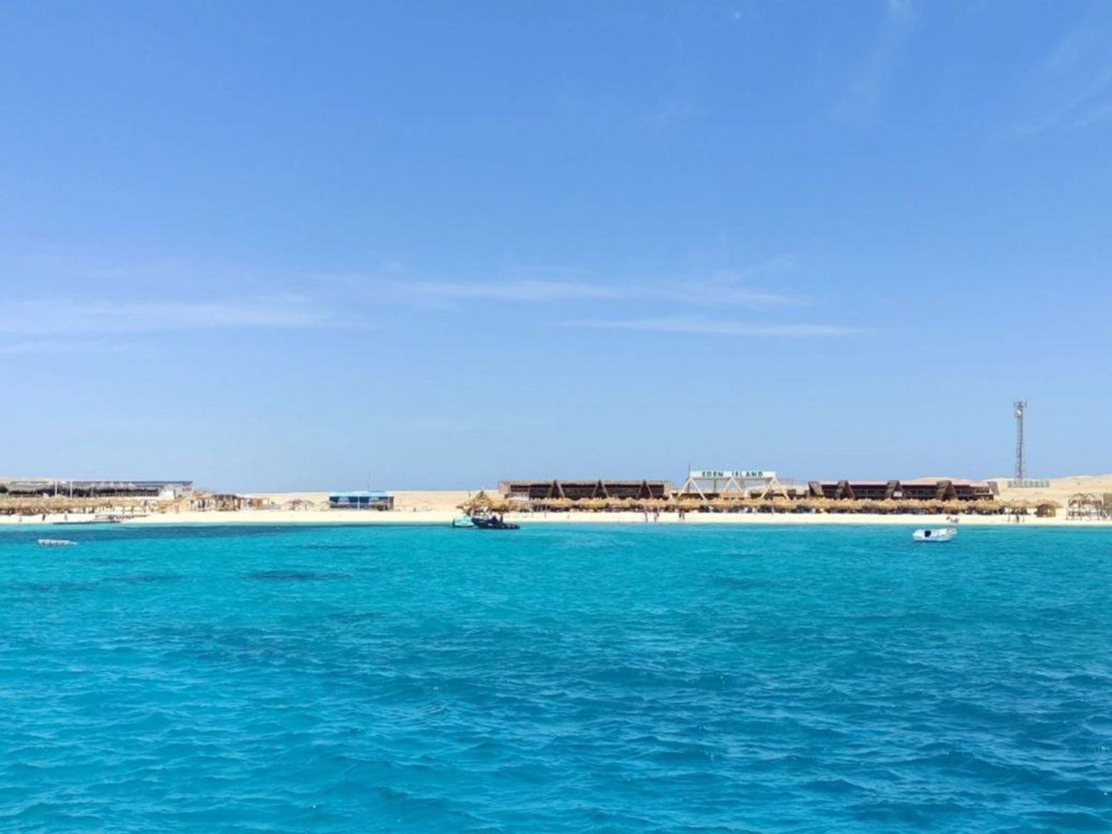 Панорамный вид на остров Эден с моря 