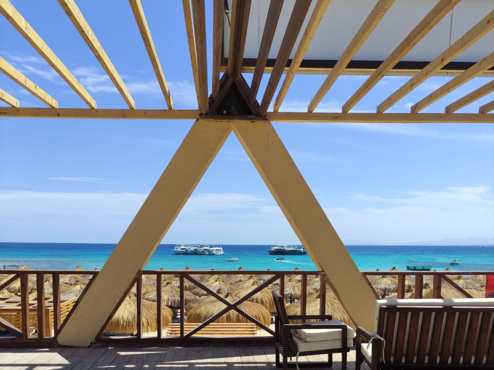 Зона отдыха на острове Эден с панорамным видом на Красное море и пляж острова 