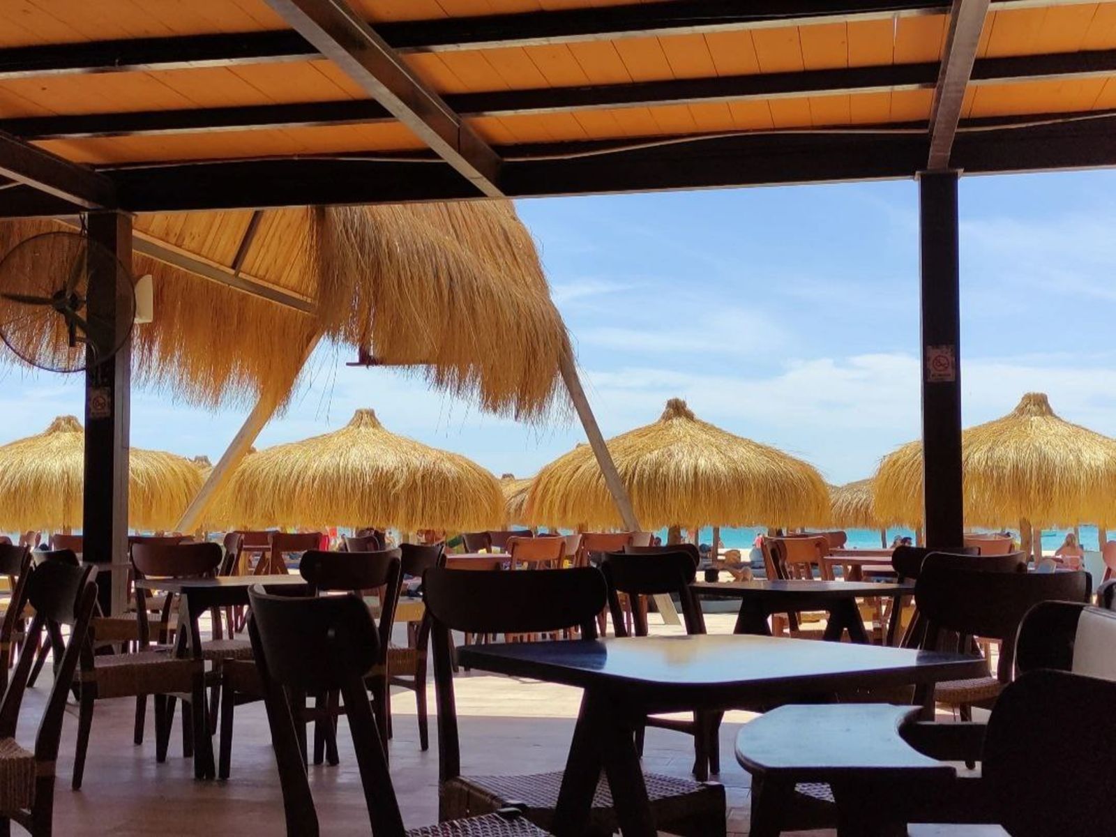 Ресторанная зона на острове Эден с видом на пляж и Красное море 