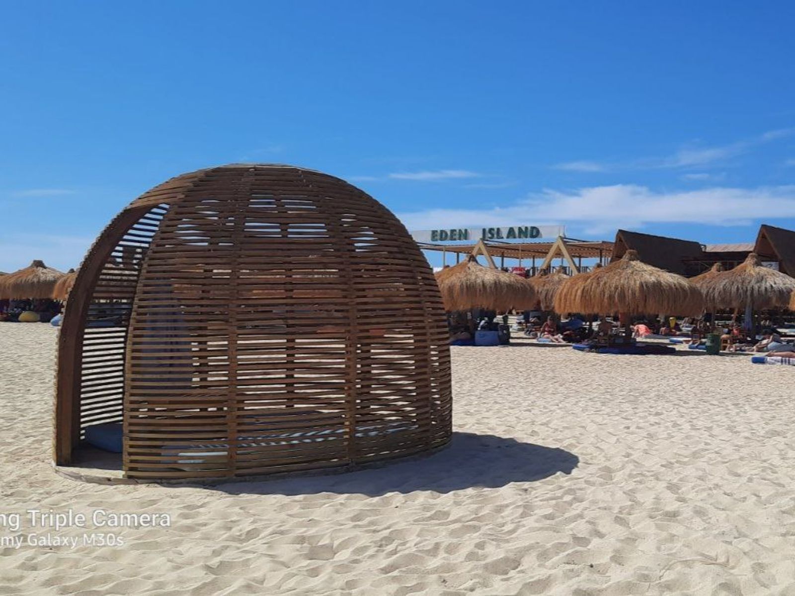 Зона отдыха на пляже острова Эден с уединёнными беседками и оборудованной территорией 