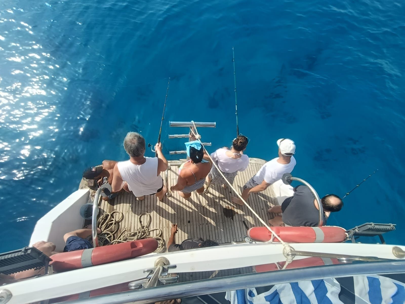 Спокойный отдых в открытом море, красивые виды и удовольствие от процесса