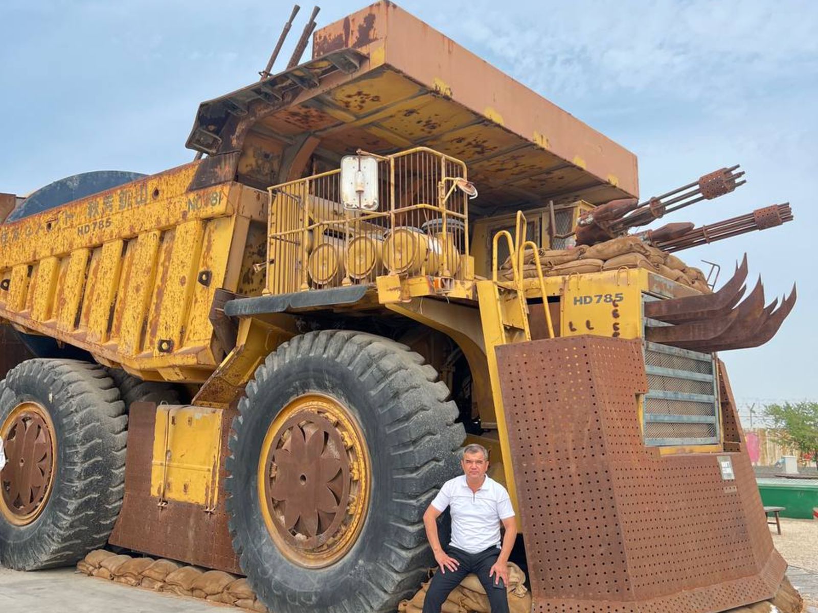 На фоне гиганта