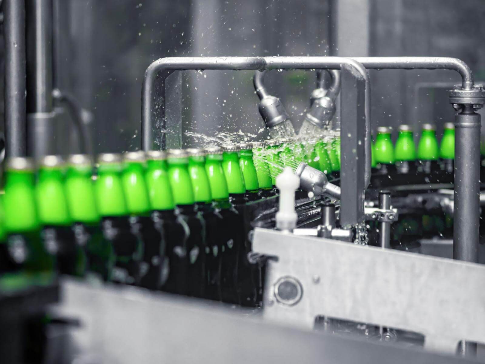 Мойка зелёных бутылок