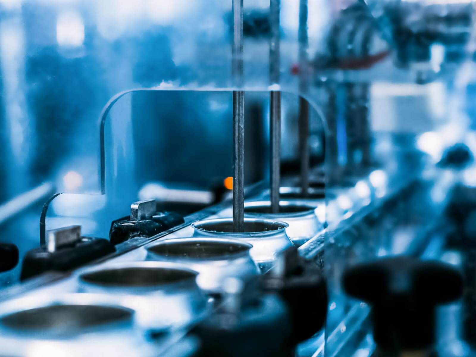 Процесс розлива напитка в алюминиевые банки