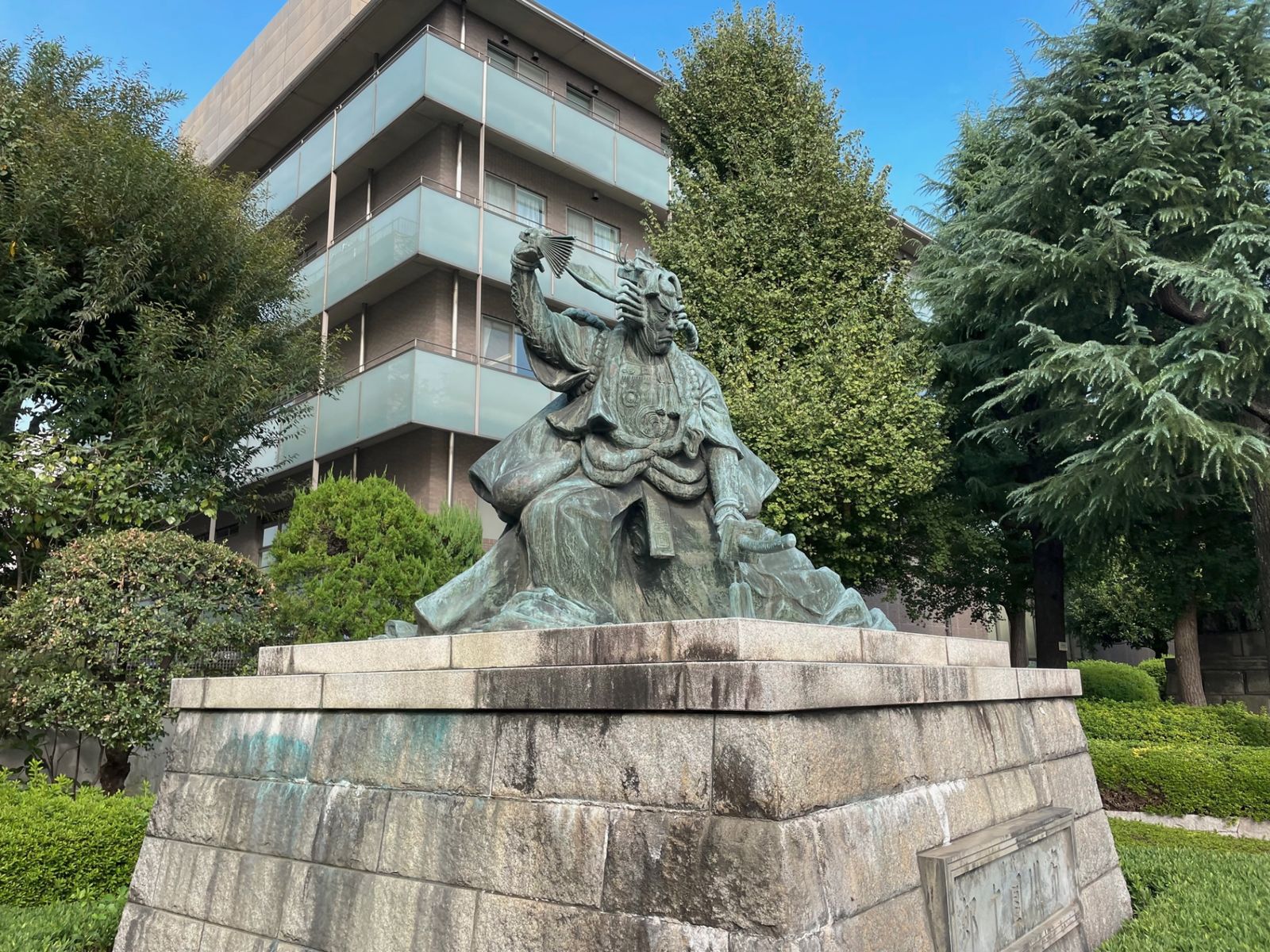 Памятник знаменитому актеру кабуки у храма Сэнсодзи 